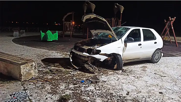 Otomobil çocuk parkına daldı: 2 yaralı