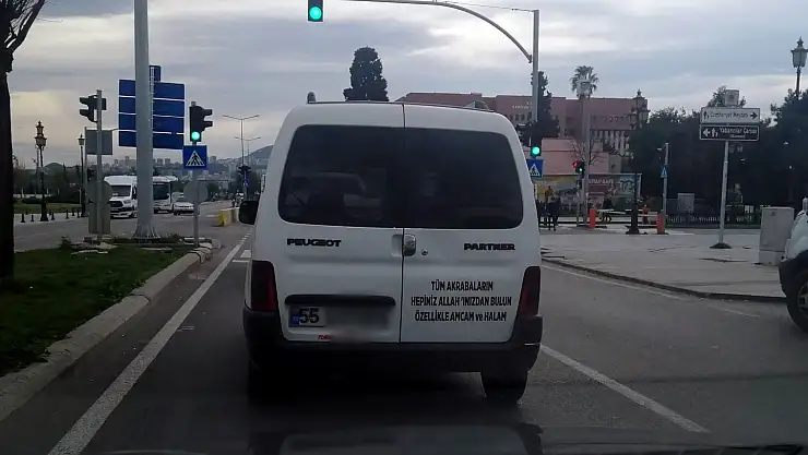 Akrabalarına olan öfkesini, arabanın arkasına yazdı