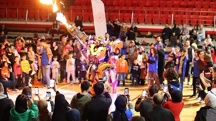 Depremzede çocuklara moral