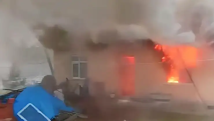 İmamın kaldığı lojman alev alev yandı