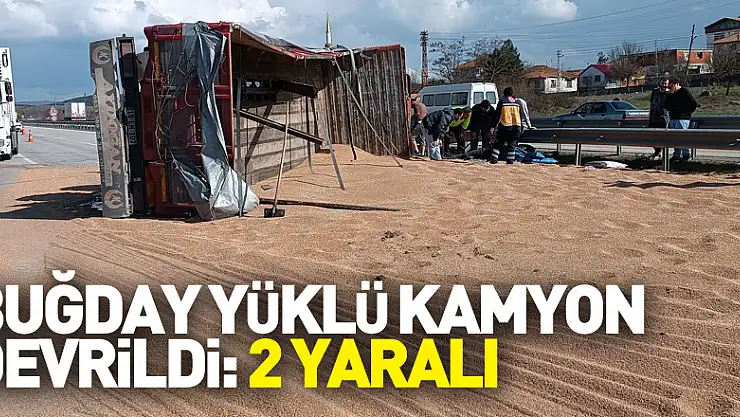 Buğday yüklü kamyon devrildi: 2 yaralı