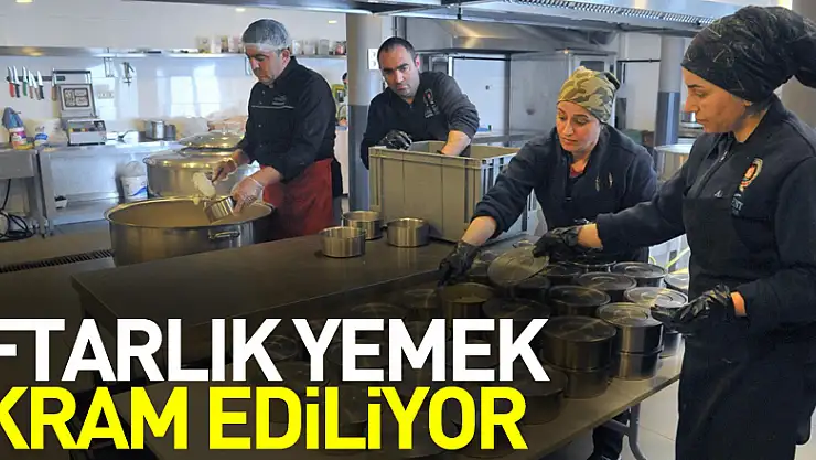 Samsun'da ihtiyaç sahiplerine iftarlık yemek ikram ediliyor