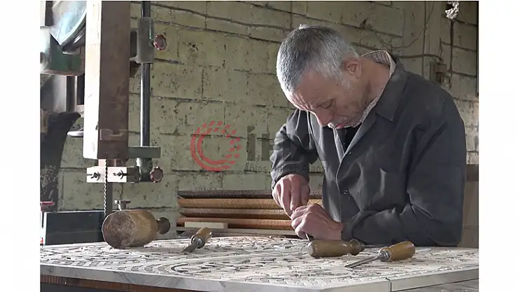 Selçuklu ve Osmanlı motiflerini ahşaba işliyor