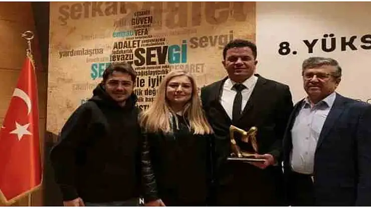 Yaşlı depremzedeye botlarını giydiren Merzifonlu itfaiyeciye yüksek insani değerler ödülü