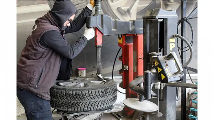 Kış lastiği zorunluluğunun kalkmasıyla oto lastikçilerde hareketlilik sürüyor