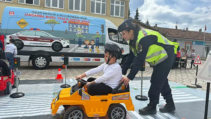 Jandarma kırsaldaki öğrencilere trafik eğitimi verdi