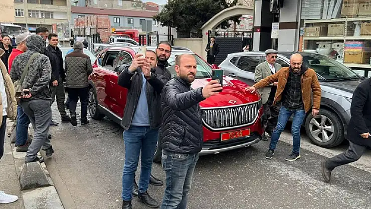 Sultanbeylili vatandaşlardan Togg otomobiline yoğun ilgi