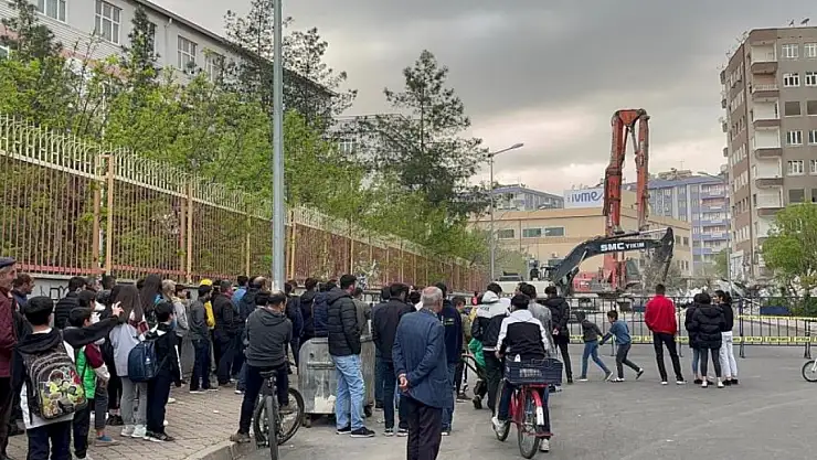 Kontrollü bina yıkımını film izler gibi seyrettiler