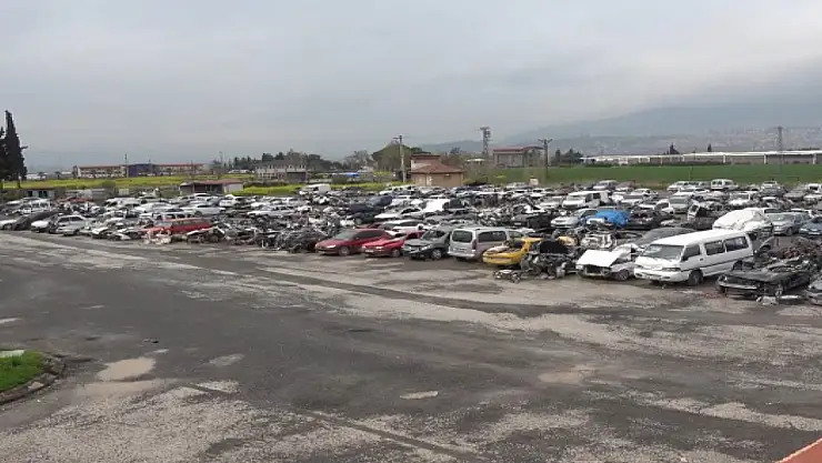 Araba mezarlığı felaketin boyutunu gözler önüne seriyor