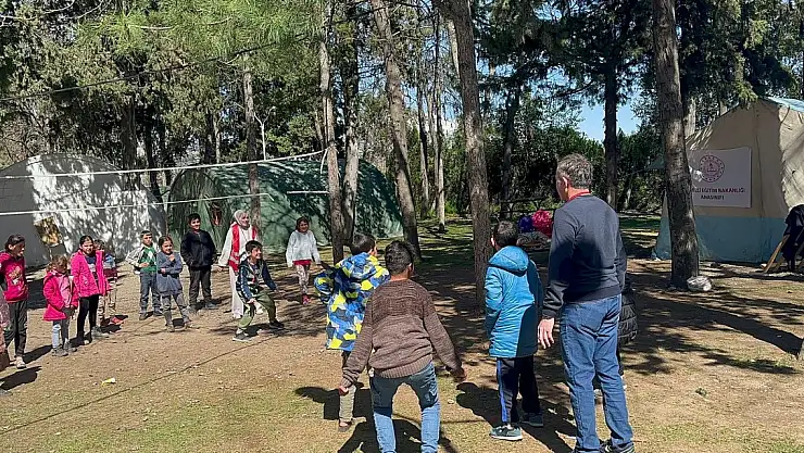 Samsun Milli Eğitim Müdürlüğü ekibi, depremzede çocuklarla maç yaptı