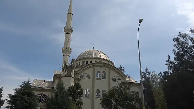 Depremin vurduğu camide dikkat çeken görüntü: Minarelerden biri yıkıldı, diğeri kaldı