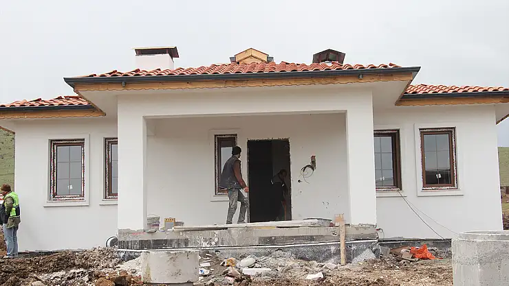 Deprem bölgesinde yapılan köy evlerinin ilk etabı bayramda teslim ediliyor