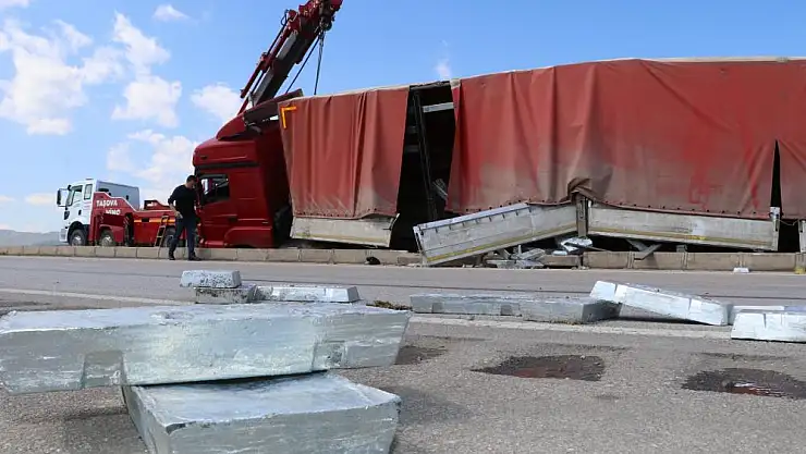 Amasya'da kontrolden çıkan tır orta refüje daldı: 1 yaralı