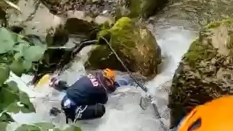 Kızını kurtarmak isterken ikisi de hayatını kaybetti