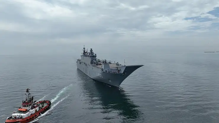 TCG Anadolu Sarayburnu'na yanaştı