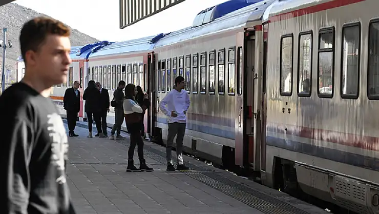 Doğu Ekspresi'nde bayram yoğunluğu yaşanıyor