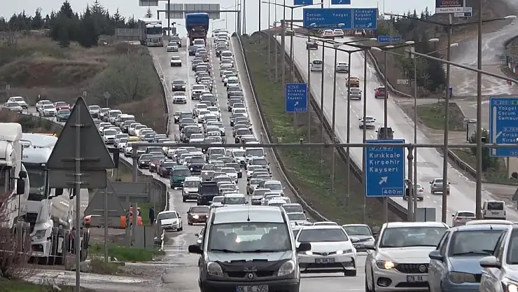 43 ilin geçiş güzergahında trafik kilit: Kilometrelerce araç kuyruğu oluştu
