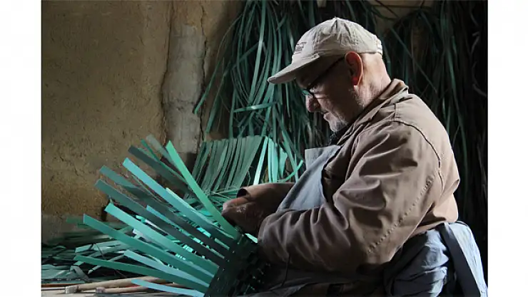 Felçli haliyle plastik atıklardan çanta yapıyor