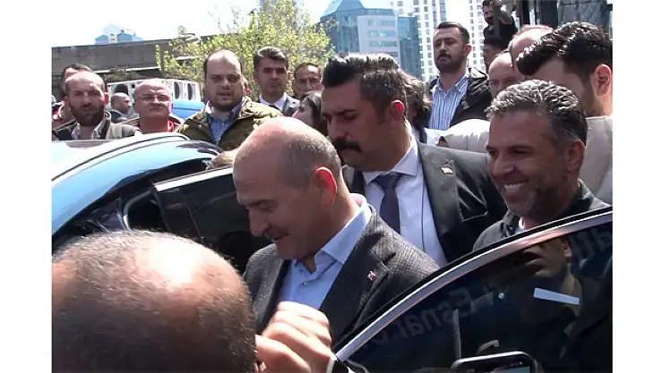 İçişleri Bakanı Soylu, Atatürk Oto Sanayi Sitesi'nde ustalarla Togg'u inceledi