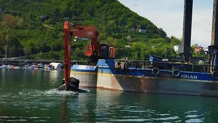 Balıkçı tekneleri limanlarına daha rahat yanaşması için liman içlerinde dip temizliği başlatıldı