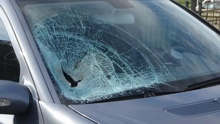 Otomobilin çarptığı 79 yaşındaki elektrikli bisiklet sürücüsü ağır yaralandı