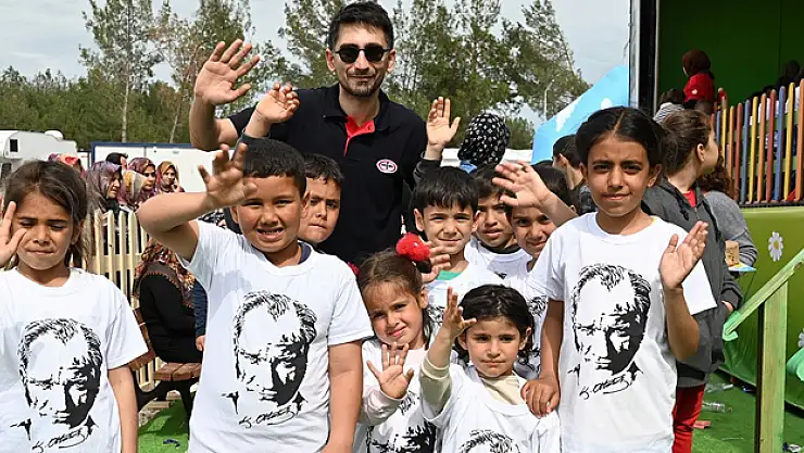 Eğitici aktivitelerle donatılmış gezici tırı deprem bölgesinde çocuklar ve gençlerle buluşuyor