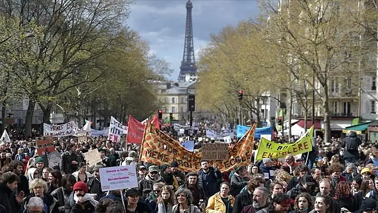 Paris'te emeklilik reformu karşıtı gösterilerin belediyeye maliyeti 1,6 milyon avro