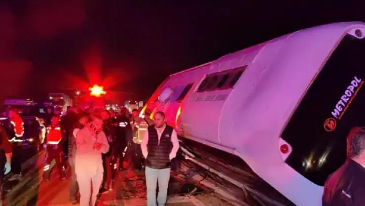 Bursa'da öğrencileri taşıyan tur otobüsü kaza yaptı: 3 ölü, 44 yaralı