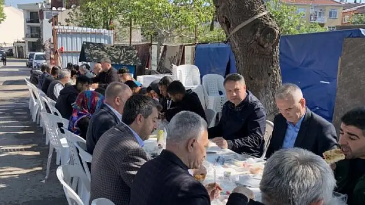 AK Parti Milletvekili adayları, 1 Mayıs'ta kağıt toplayıcılarla kahvaltıda buluştu