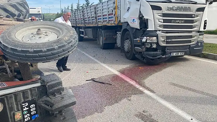 Vezirköprü'de tırla çarpışan traktörün sürücüsü yaralandı