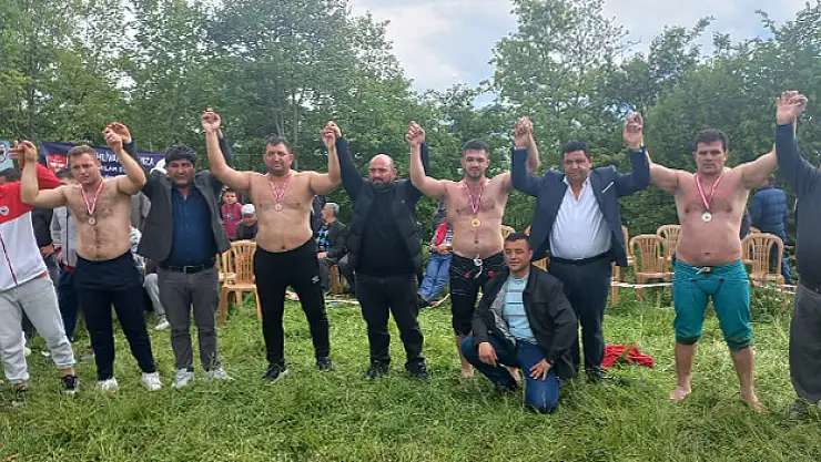 Alaçam Harmancık Kavaktepesi Karakucak Yağlı Güreşleri yapıldı