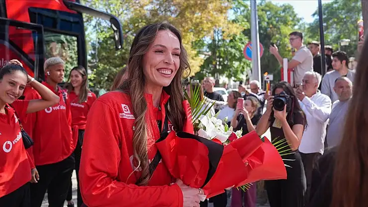 A Milli Kadın Voleybol Takımı, çiçeklerle karşılandı