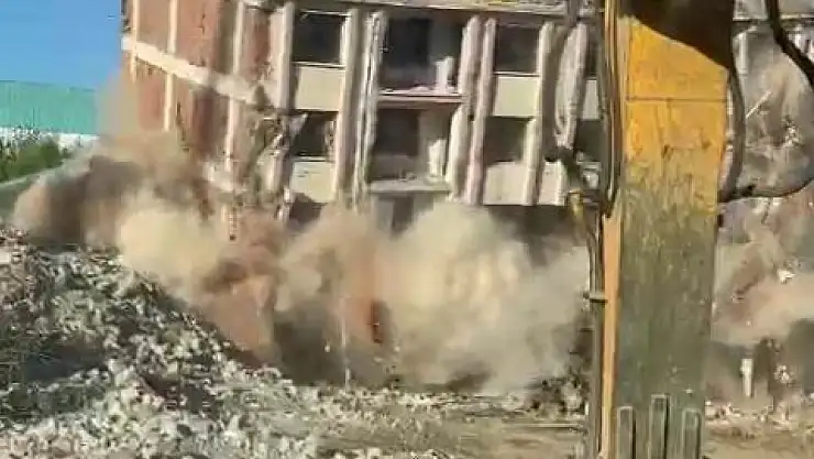 Ağır hasarlı bina tek dokunuşla yıkıldı