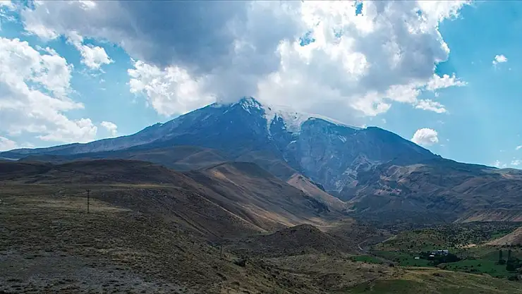 Ağrı Dağı'nın zirvesindeki takke buzulunda erime sürüyor