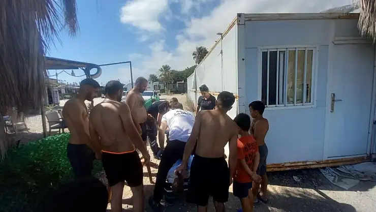 Akıntıya kapılan gençlerin korku dolu anları kamerada