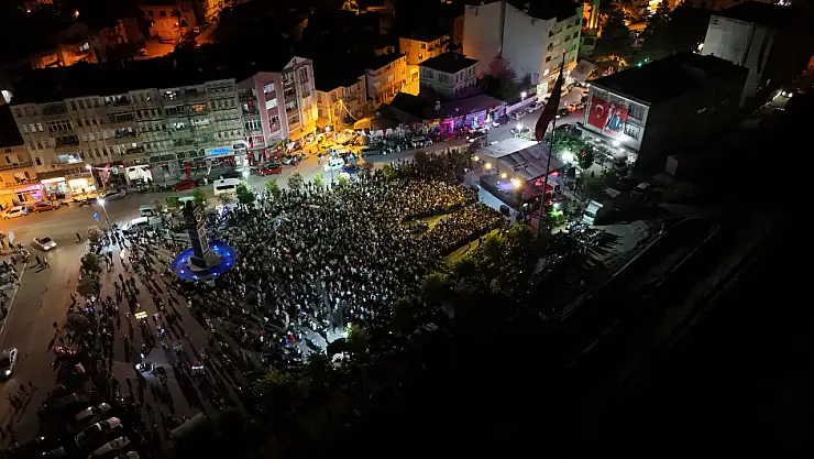 Alaçam Yaz Festivalinde Öykü Gürman konser verdi