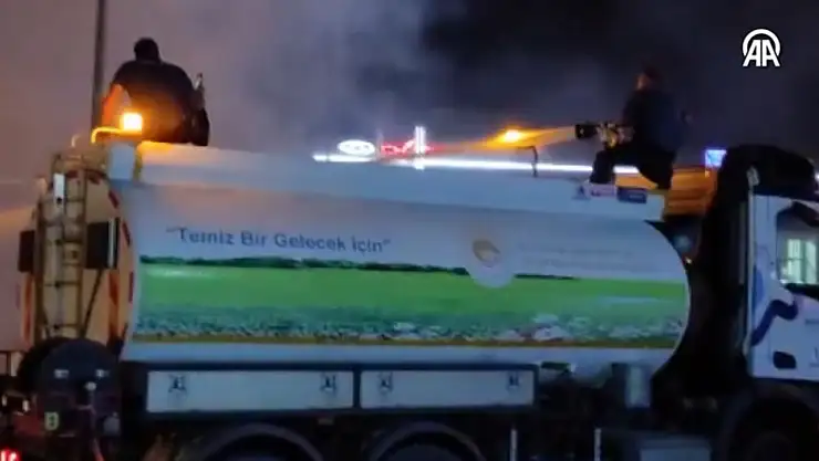 Alev Alan Kamyondaki yangını Polis Söndürdü