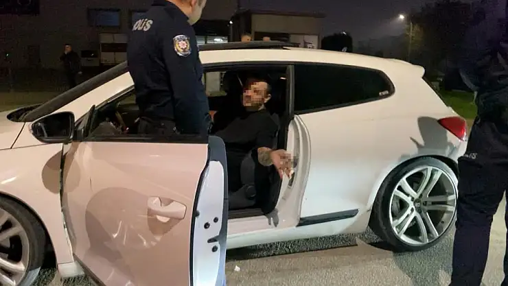 Alkollü sürücü uygulamada alkol almaya devam etti, babası çılgına döndü