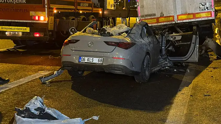 Ankara'da bir otomobil tırın altına girdi: 2 ölü 1 ağır yaralı