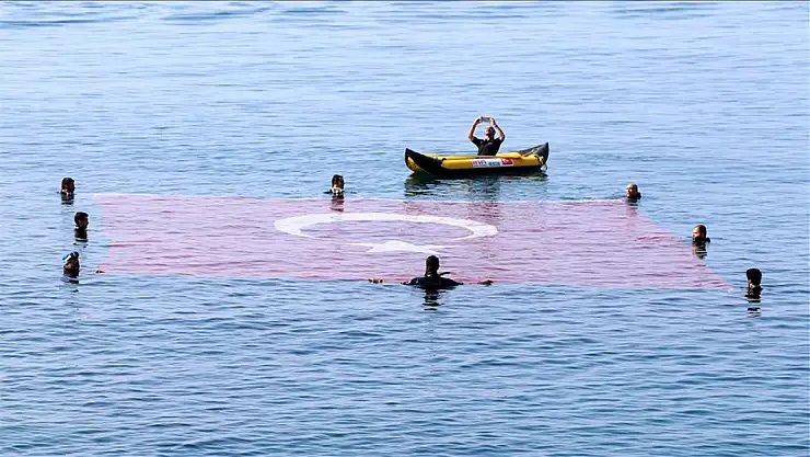 Antalya'da denizde Türk bayrağı açıldı