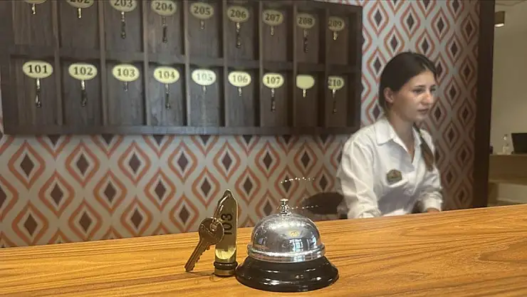 Antalya'daki otel, misafirlerine 1970'ler nostaljisi yaşatıyor.