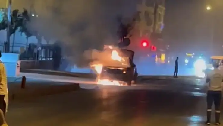 Araç alev topuna  döndü