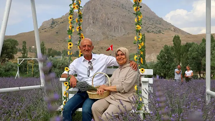 Âşık olduğu dağın eteğine lavanta bahçesi kurdu