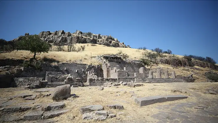 Assos'ta 3 bin 500 yıllık stoa gün yüzüne çıkarılıyor