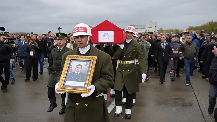 Şehit Astsubay Üstçavuş Emre Altıok'un naaşı havalimanında karşılandı