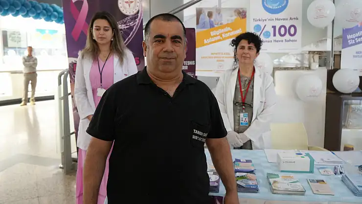 AVM'deki standı görünce sigarayı bıraktı