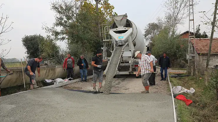 Bafra'da beton yol çalışması sürüyor