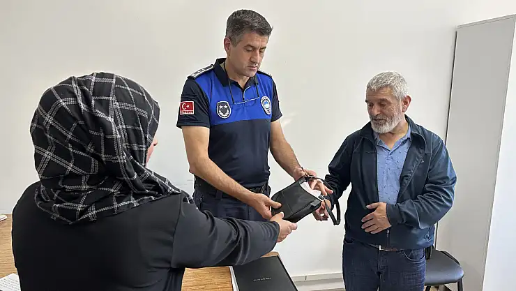 Bafra'da örnek davranış: Ayakkabı boyacısı bulduğu 42 bin lirayı teslim etti