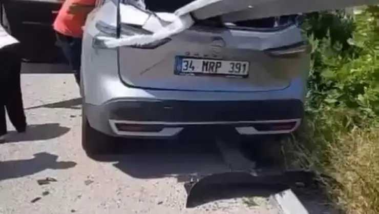 Bariyere saplanan otomobilden mucize eseri kurtuldu