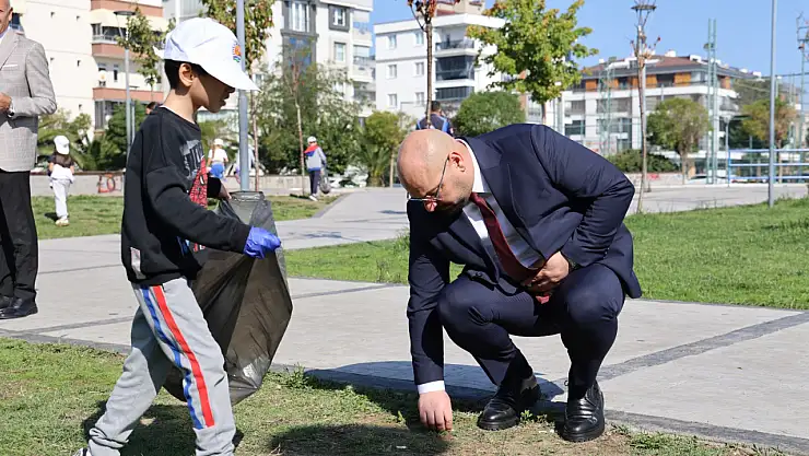Başkan Türkel, çevre dostu öğrencilerle çöp topladı